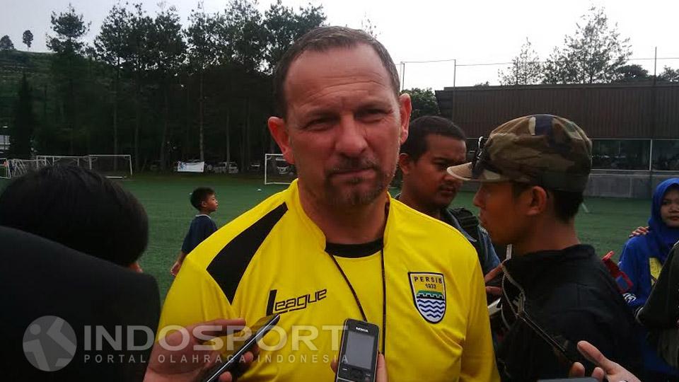 Pelatih Persib Bandung, Dejan Antonic mengatakan striker yang sebelumnya membela Nakhon Pathom yang berlaga di Thailand Premier League (TPL) ini akan mengikuti latihan bersama Maung Bandung dalam%2 - INDOSPORT